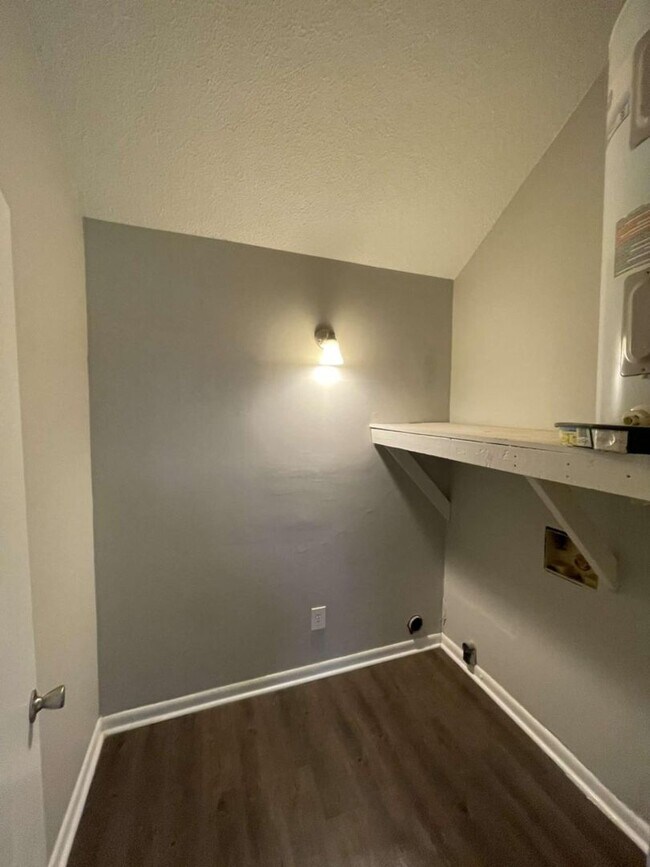 Building Photo - 1 Bedroom Apartment with a Bonus Loft