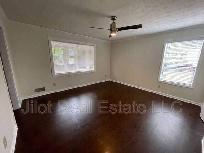 Building Photo - 221 Rustic Ridge Dr NE