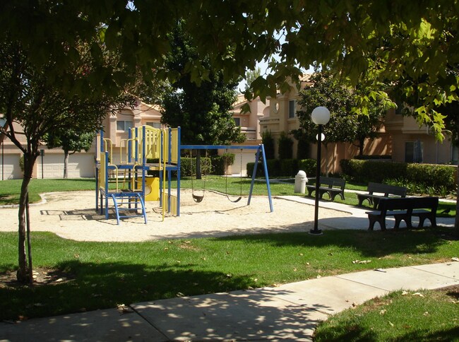 Building Photo - Beautiful 2-Bedroom Townhome in Stevenson Ranch!