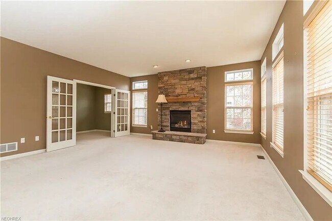 Building Photo - Spacious 4BR House in Twinsburg