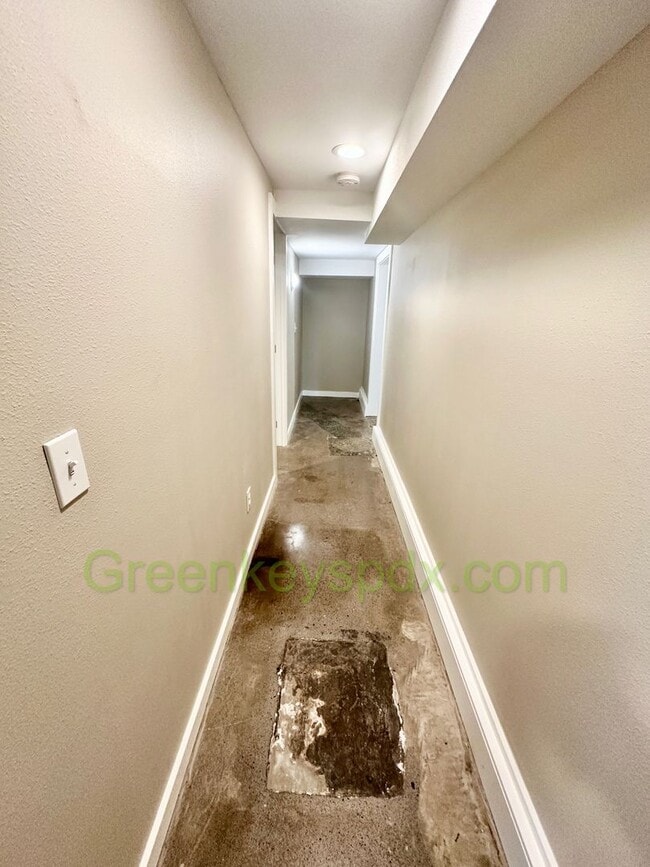 Building Photo - Huge Gorgeous 5 Bedroom 4 Bath Unit in SW ...