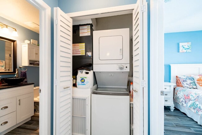 Building Photo - 516 Beach Park Ln