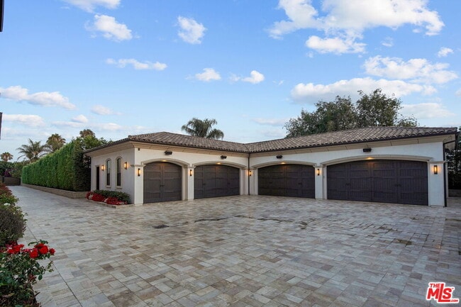 Building Photo - 20101 SW Cypress St