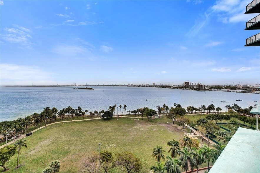 Building Photo - 1900 N Bayshore Dr