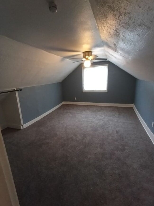 Building Photo - 4 bed, 1 bath bungalow NOW AVAILABLE!