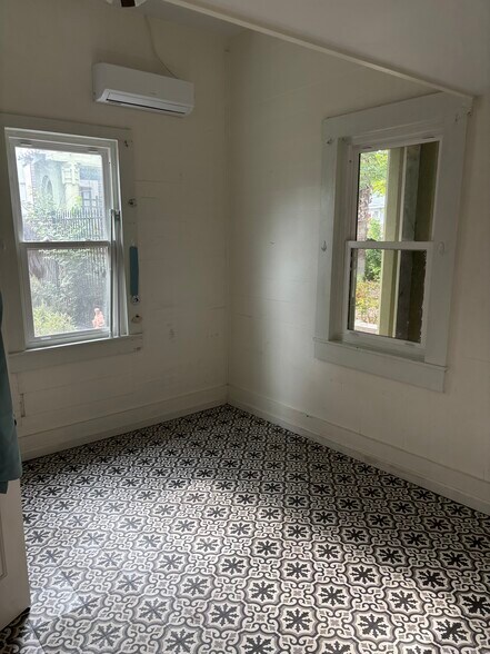 Small Bredroom - 437 W Magnolia Ave