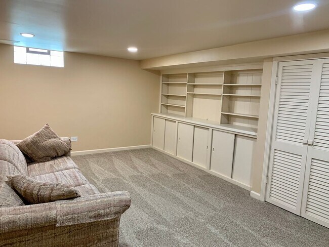 Building Photo - 14865 Pershing Dr
