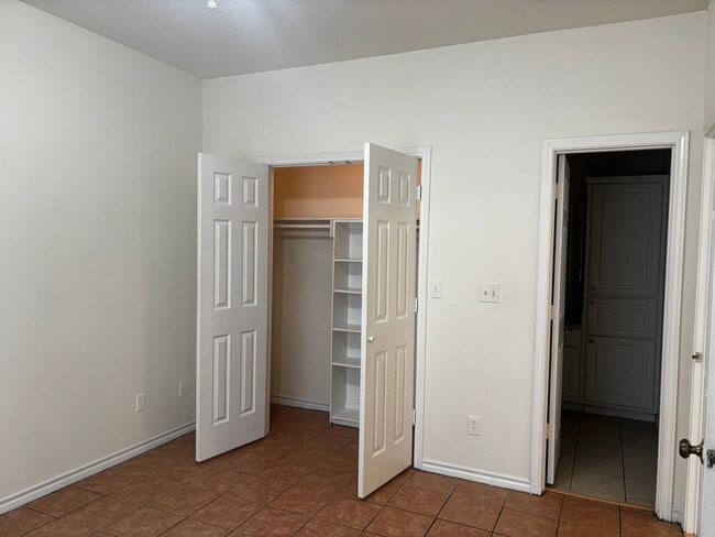 Building Photo - 2 bedroom 2 bath