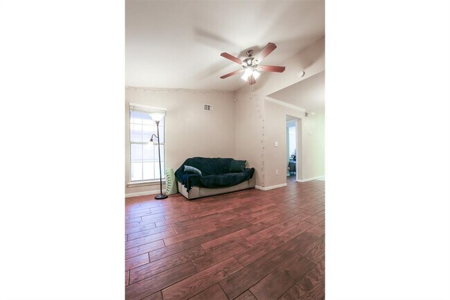 Building Photo - 501 W 26th St