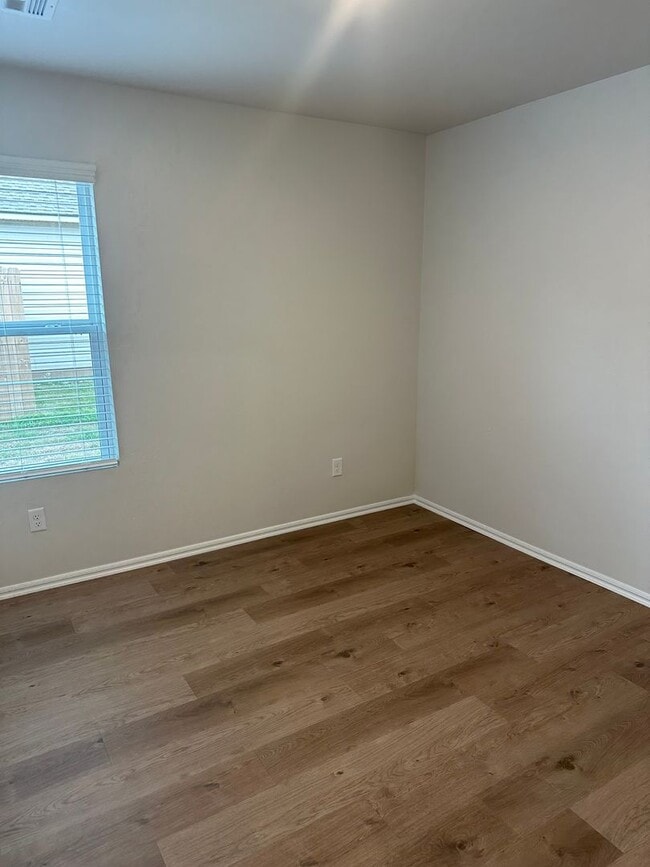 Building Photo - Pre-Leasing Now! Charming 3-Bedroom, 2-Bath Home in Mustang | Tours Available | Move-In Beginning...