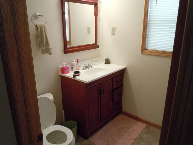 Building Photo - Beautiful 5 Bedroom In Como available Sept...