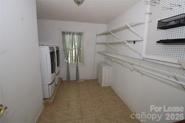 Building Photo - 4589 Giles Ave