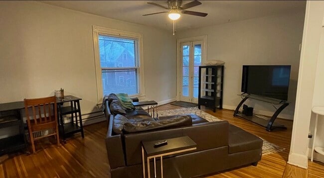 Building Photo - 21.5 Thayer St