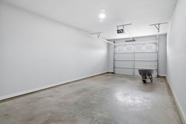 Building Photo - All Appliances Included! Lawn Care Included! Fully Remodeled 2/1/1 Broken Arrow!