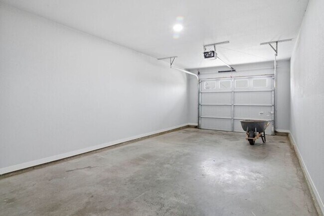 Building Photo - Fully Updated 2 Bedroom Duplex in Convenient Broken Arrow Location