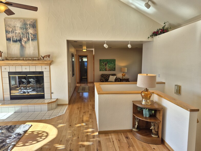 Building Photo - 1096 Aspen Dr