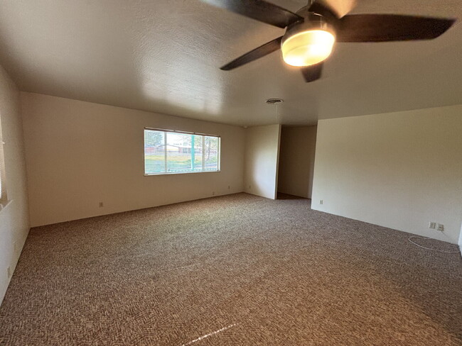 Building Photo - Spacious 3-bedroom home with loads of park...