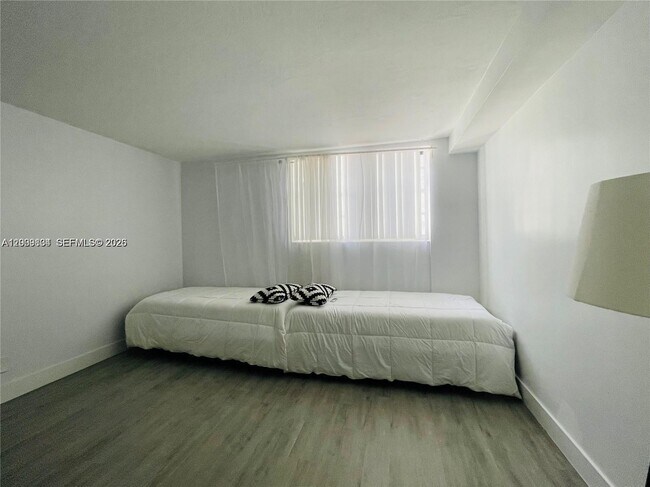 Building Photo - 3001 S Ocean Dr