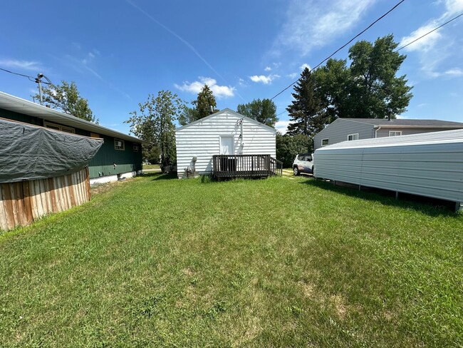 Building Photo - 2 Bedroom Home