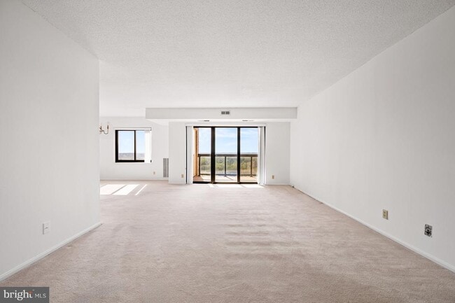 Building Photo - 307 Yoakum Pkwy