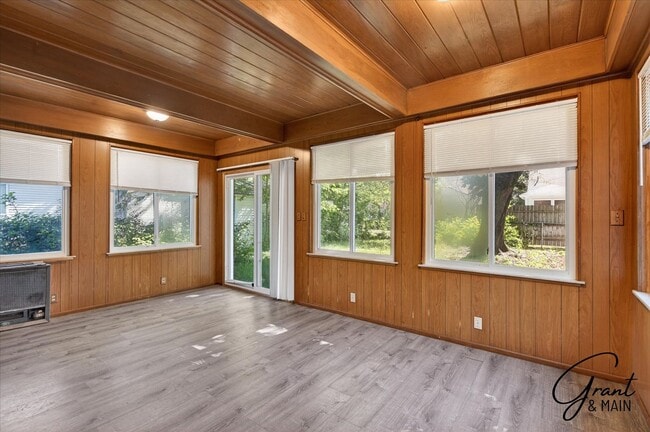Building Photo - $1,350 - 3 Bed / 1 Bath  Home