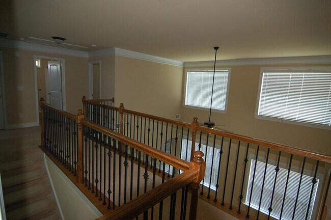 Building Photo - 2145 Manor View