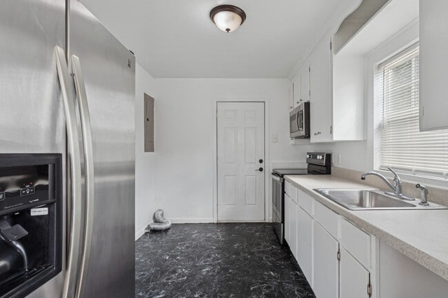 Building Photo - Christopher Shores