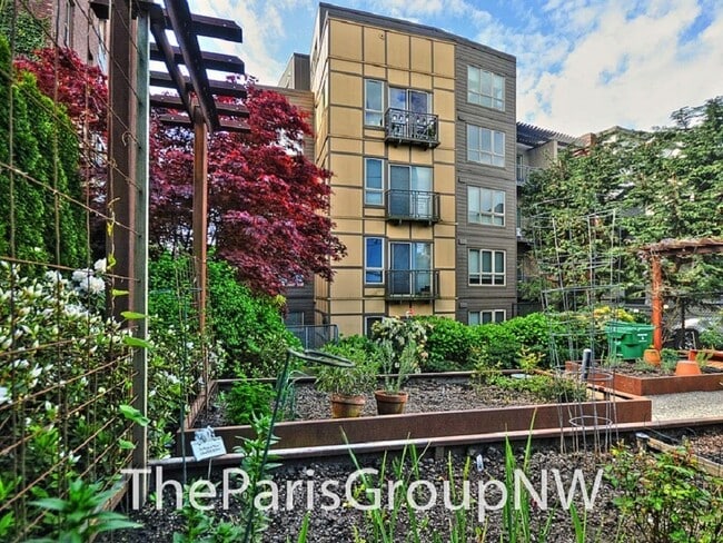 Building Photo - Fabulous Capitol Hill Condo w/View & Tons ...