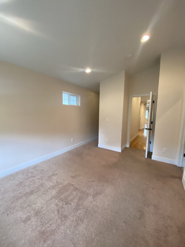 Building Photo - 3 bed/ 3 bath Home in Mayfair