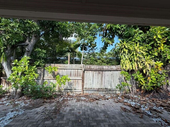 Building Photo - 820 N Victoria Park Rd