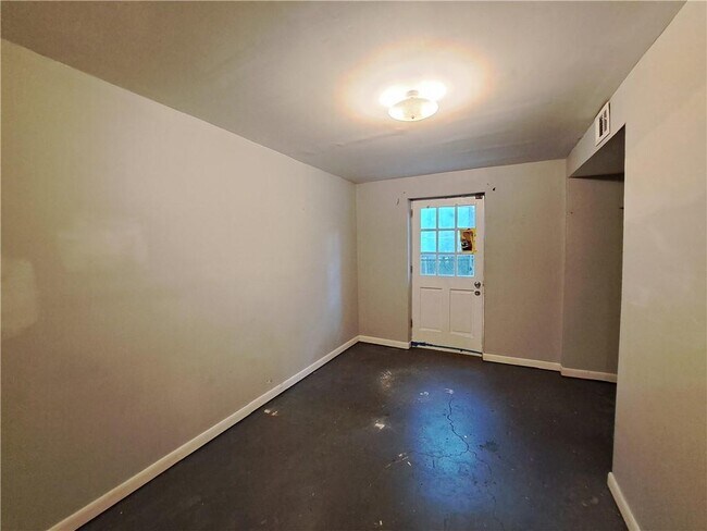 Building Photo - 844 Chandler Dr SW