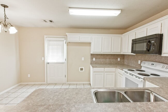 Building Photo - Duplex for lease with private backyard