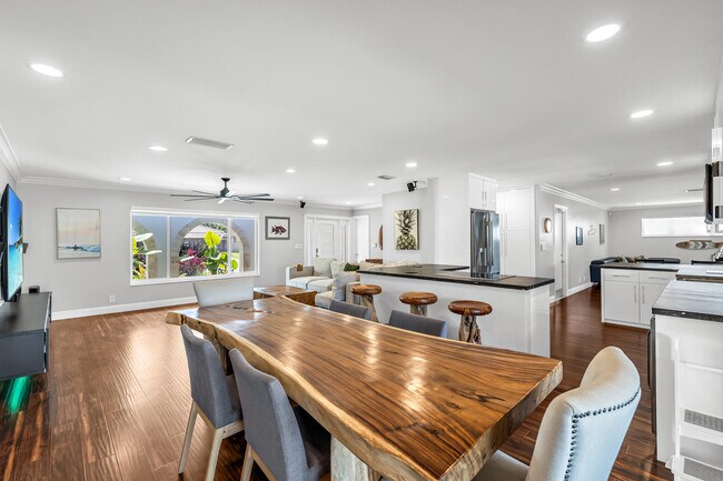 Building Photo - 2471 NE 46th St