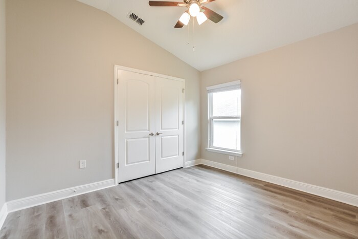 Building Photo - 706 Chelsea Ave