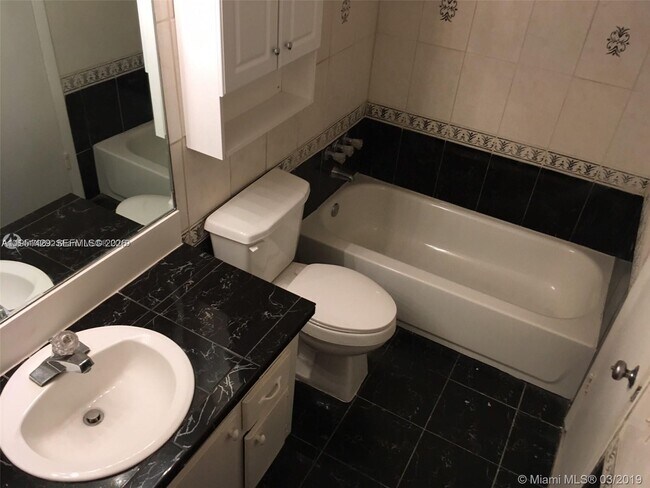 Building Photo - 1401 NE 191st St