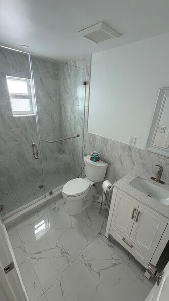 Building Photo - 560 SE 6th St