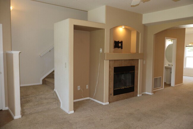 Building Photo - Spacious 2 Bed, 2.5 Bath Fort Collins Town...