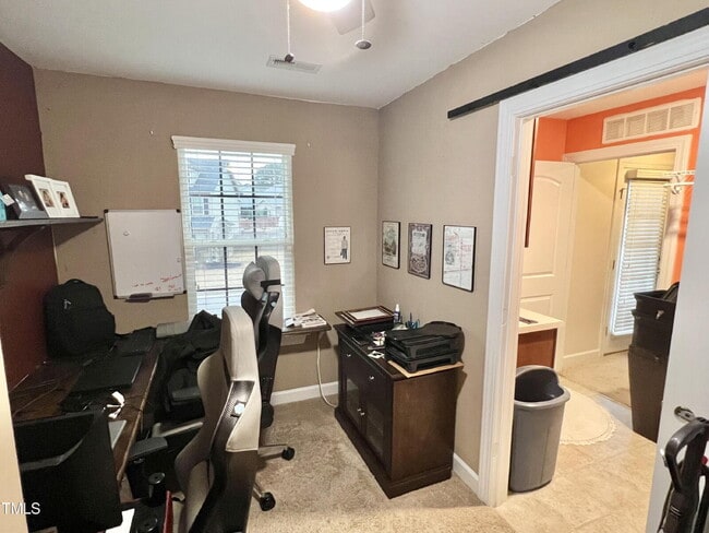 Building Photo - Unique opportunity -- with POOL!