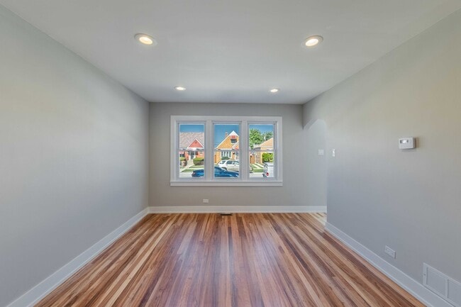 Building Photo - 6835 S Komensky Ave