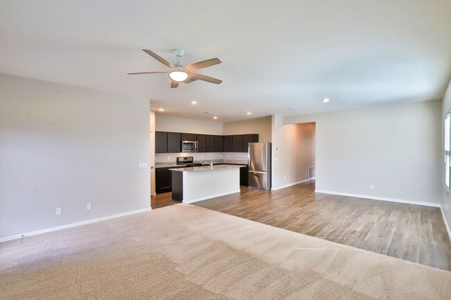 Building Photo - Spacious 4 bed 3 bath