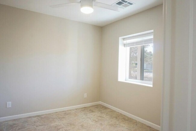 Building Photo - 1748 W Glenrosa Ave