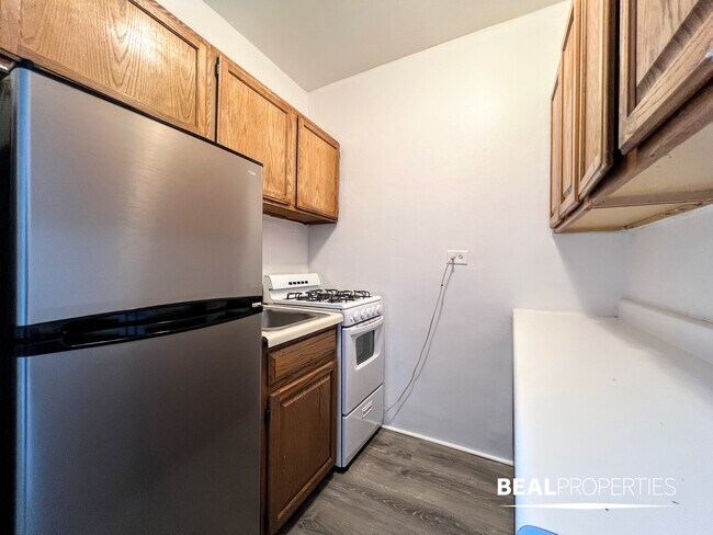 Building Photo - 711 W Belmont Ave