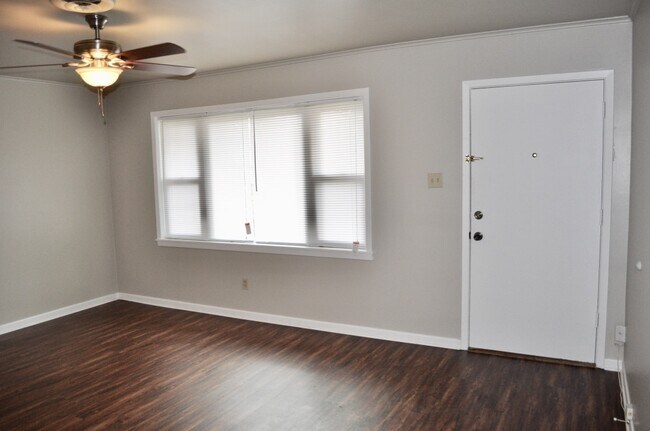 Building Photo - FOR LEASE! Nice 3-2-2 Brick Home in Weatherford!