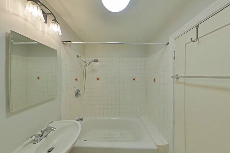 Bathroom - 207 W Windsor Rd