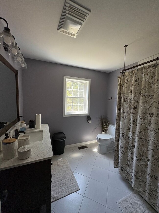 Building Photo - 2 Bed - 1.5 Bath: Single Family in New Lon...