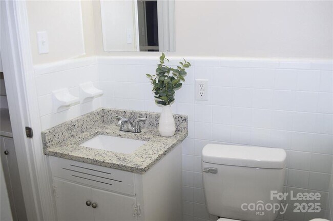 Building Photo - Charming 3 Bed 2 Bath Brick Home with Reno...