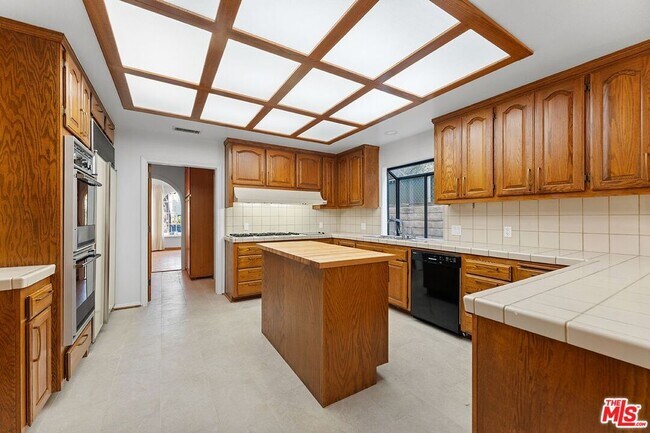 Building Photo - 253 15th St