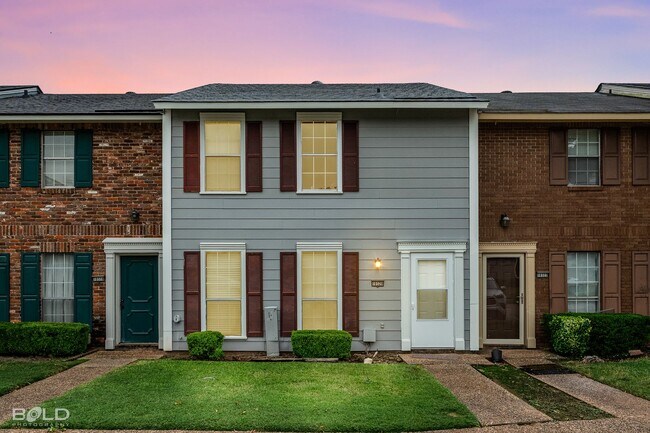 Primary Photo - 3 bed 2 bath Town House