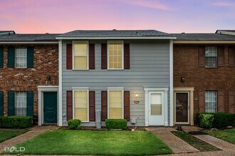 Building Photo - 3 bed 2 bath Town House