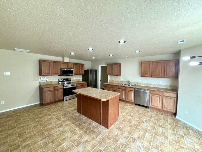 Building Photo - Spacious 5-Bedroom Home with 3-Car Garage in Nampa
